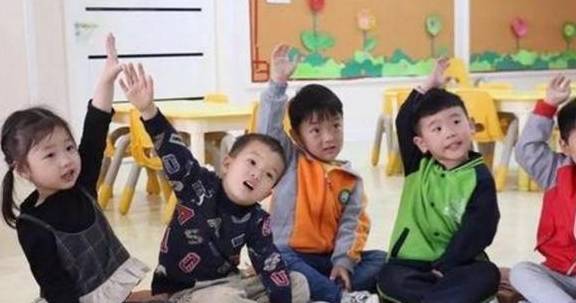 宝宝上幼儿园扯断老师项链，宝妈赔偿遭拒，老师：怕你担心才没说